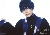 崎山TSUBASA with櫻門/崎山TSUBASA/橫型・豐胸・衣裝黑色・右彎曲・背景白色/「螺旋」聲援店預約·購入特典隨機生寫真