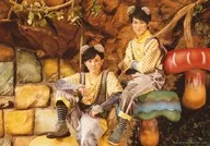 General Ishibashi / Tamura Shinko / Horizontal / Cuerpo completo / Sentado / Vestido gris / amarillo / rayado / Armadura de Tamura / Rodilla derecha de Ishibashi / Team Happy / Musical "Little Hero (Hero)" Bromide