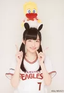 Wake Up，Girls！/田中美海/上半身，服裝製服，白色，雙手手指立，頭頂毛絨玩偶背景白色/東北樂天金光老鷹樂隊×WUG！仙台市限定明信片2018