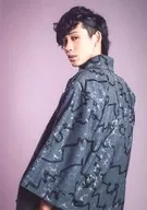 Kondo 頌利 (Hirobumi ITO) / Upper Body / Costume Black / Grey / Wafuku / Left Side / Both Hands / Background Purple / Stage 「 Running Hayabusahito Yamato 」 Bromide