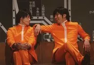 Nariya Inagaki (Utsunomiya Line), Naoya GOMOTO (Takasaki Line) / Live photo, horizontal type, on the knees, costume orange, sitting / Musical "『 Seishun -AOHARU - Railway 』 3 - Stretch is mine ~" random stage bromide