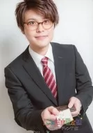 Yasuaki Takumi / Upper body / Costume black / white / Tie red / Suit / Right-hand business card / Background white / "Kotodama Ya Honpo ☆ Reading Club Part 9" Sold at the venue