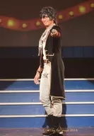 小波津亜廉(禦劍晃)/現場照片·全身·服裝黑白·左向·左手麥剋風·生寫真/"LIVE！ICHU偶像進行曲舞台～Les quatre saisons～"隨機明信片