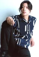 Shota Konuma Pond / Knee-Top, Costume Blue, Aloha Shirt, Sitting, Right Hand, Right Knee, Left Hand Wall / Event "Arigatou" Merchandise Sales Bromide