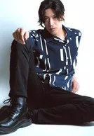 Shota Konuma Pond / Whole Body, Costume Blue, Aloha Shirt, Sitting, Right Hand, Right Knee, Left Hand Wall / Event "Arigatou" Merchandise Sales, Bromide