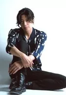 Shota Onuma / Body, Costume Blue, Aloha Shirt, Sitting, Right Knee Holding, Arm Crossing / Event "Thank you" Sale Bromide