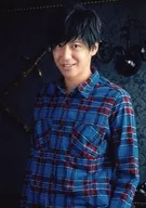 小沼將a(東龍之介)/上半身衣服藍色、格子圖案、身體向左、雙手下、壁紙藍色/舞台角色明信片A