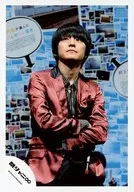 Kanjani Eight / Shibuya Subaru / Upper body / Costume red and black / Arm band / Above eyes / Mouth closed / Background light blue / Official Official photo