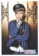 Super Express / Kai (Ogasawara Sea) / Above-the-knee ・ Costume Black ・ Blue ・ Stripe Pattern ・ Right Hand Chin ・ Background gold / "CHRISTMAS ONEMAN LIVE FANTASY LOVE TRAIN ～ A rail that connects to your home ～" Official photo 13th edition