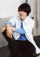 Yuta Higuchi (Yosuke) / Whole body, uniform, sitting, both hands, right knee, showing teeth / stage "Men aren't tough, are they?" trading bromide