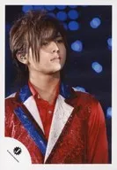 Hey!Say!JUMP/山田涼介/現場攝影·豐胸·服裝紅藍·視線右·下巴抬高/官方生寫真