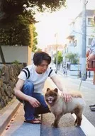 津田健次郎/全身・衣装白・黒・しゃがみ・左手犬・右足立て・野外/津田健次郎 BIRTHDAYイベント ～拡大～