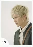 V6/森田剛/バストアップ・衣装黒白・両手下・体左向き・背景白/公式生写真