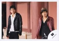 V6/井ノ原快彦・森田剛/横型・膝上・衣装黒赤白・両手下・目線右・帽子/公式生写真