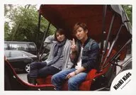 Kinki Kids / Koichi Domoto / Horizontal, Knee-High, Costume Gray, Stole, Right Hand Head, Seated, Next Door Yara, Right Hand Piece, Vehicle, Outdoor / Official Official photo