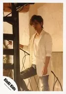 Kinki Kids / Koichi Domoto / Above-the-knee ・ Costume white ・ Jeans ・ Right hand rail ・ Left hand hanging ・ Body facing left ・ Stairway ・ Indoor / Official Official photo