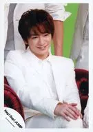 Hey! Say! JUMP / Yuri Chinen / Knee-high / Costume white / Both knees / Sitting / Slim / Back members / Background green / Official Official photo