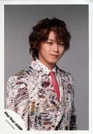 Hey!Say!JUMP/高木雄也/上體衣黑白茶色領帶紅色右背景灰色/正式生寫真