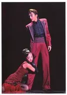 Takarazuka Revue (Yuki-gumi) / Bokai Futo / Kiho Maaya / Live Photo / Whole body / Red and black clothes / Close to the right knee / 2L size / Yuki-gumi Grand Theater Performance' Arc de Triomphe'' Gato Bonito!' Stage Photo