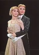 Takarazuka Revue (Tsukigumi) / Kanato Tsukishiro ・ Mizuki Umino / Live Photo ・ Above-knee ・ Platinum costume ・ Black-and-white costume ・ Body gathering ・ 2L size / Tsukigumi Nihon Seinenkan Hall performance "THE LAST PARTY ～ S. Fitzgerald's last day ～" stage photos