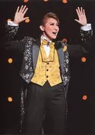 Takarazuka Revue (Tsuki-gumi) / Ryo Tamaki / Live Photo / Above-the-Knee / Black Gold and White Costume / Both Hands Up / 2L Size / Tsuki-gumi TBS Akasaka ACT Shea Ta Performance' If You Sing in the Rain' Stage Photo