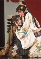 寶冢歌劇團(星星組)/紅Yuzuru·花形軋/現場照片·膝上·坐姿·黑茶色綠色服裝·白青花朵服裝·擁抱·2L尺寸/星星組東京公演「ANOTHER WORLD」「Killer Rouge」舞台照片