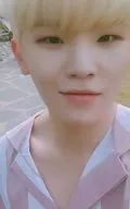 SEVENTEEN/WOOZI(ウジ)/バストアップ・衣装ピンク白・背景白/5TH MINI ALBUM『YOU MAKE MY DAY』(SET THE SUN Ver.)特典トレカ