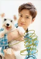 Hidekazu Ichinose / with handwritten signature, Upper Body, Light Blue Costume, Check Pattern, Hug Dog, White Background, 2L Size / "Hidekazu Ichinose Special Set C" THE FREEMALL Purchase benefits Official photo