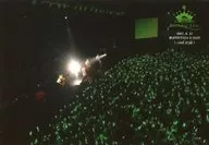 うらたぬき/ライブフォト・横型・全身・衣装白・右手マイク・客席・ペンライト緑・「2017.8.17 渋谷TSUTAYA O-EAST cool style」/「Uratanuki Birthday Live cute style ＆ cool style」メモカぴあ