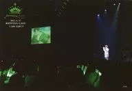 うらたぬき/ライブフォト・横型・膝上・衣装白・左手本・スクリーン・観客・「2017.8.17 渋谷TSUTAYA O-EAST cute style」/「Uratanuki Birthday Live cute style ＆ cool style」メモカぴあ