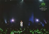 うらたぬき/ライブフォト・横型・膝上・衣装白・両手スタンドマイク・手前観客・ペンライト緑・「2017.8.17 渋谷TSUTAYA O-EAST cute style」/「Uratanuki Birthday Live cute style ＆ cool style」メモカぴあ