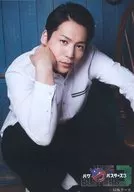 Ryuko ISOGAI (Shuji TOKUYAMA) / Corpo inteiro, Figurino, Branco, Preto, Sentado, Koza, Rosto direito, Aokabe, Jifuku Shot / Palco "Bugbusters 3" Random Blomide