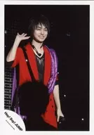 Hey!Say!JUMP/伊野尾慧/現場攝影·服裝紅黑紫色·右手提布·左手麥剋風·視線左/公式生寫真