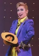 宝塚歌劇団(雪組)/華形ひかる/ライブフォト・上半身・衣装紫黄緑黄色・豹柄・右手帽子・左手腰・体左向き・雪組博多座公演「ファンシー・ガイ!」舞台写真/生写真