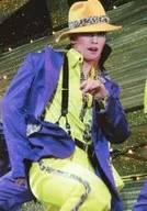 Takarazuka Revue (Yukigumi) / Hikaru Hanagata / Live photo, upper body, costume purple yellow green yellow, leopard pattern, cap, right hand back, left hand bent, body facing right, Yukigumi Hakata-za Theater performance "Fancy Guy!" stage photo / Official photo