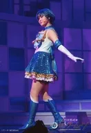 伊藤美汞(理々杏)/现场照片·全身·服装白色·淡蓝色·双手后·身体左侧·背景紫色·角色Shot/Team MOON/乃木坂46版音乐剧随机舞台剧照片明信片