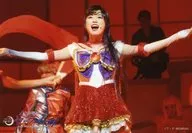 高山一実(セーラーマーズ)/ライブフォト・横型・膝上・衣装白・赤・両手広げ・口開き・後ろに武田・背景赤・キャラクターショット/Team MOON/乃木坂46版 ミュージカル「美少女戦士セーラームーン」ランダム舞台写真ブロマイド