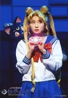 井上小百合(月野兔)/现场照片·上半身·衣服白·蓝色·双手合十·视线右·角色生写真/TeamSTAR/乃木坂46版音乐剧「美少女战士」随机舞台照片明信片