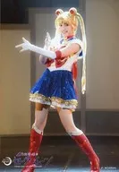 井上小百合(水手月亮)/现场照片·全身·服装白·青·双手手指3支立·交叉·露齿·角色生写真/TeamSTAR/乃木坂46版音乐剧「美少女战士」随机舞台照片明信片