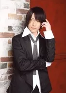 Hiroki Suzuki / Parte superior del cuerpo, vestuario negro, blanco, cabeza izquierda, boca cerrada, ojos izquierdos, fondo rojo, beige, ladrillo, tamaño 2L / Escenario "Blood Heaven - Seventh Heaven Sad wings"