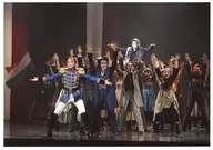 宝塚歌劇団(月組)/集合/ライブフォト・横型・全身・紺金赤黒衣装・両手広げ・2Lサイズ/月組大劇場公演「エリザベート-愛と死の輪舞(ロンド)-」舞台写真