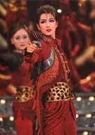 Takarazuka Revue (star group) / Hiroki Nanami / live photo / upper body / red / black / gold costume / body facing right / 2L size / star group Umeda Arts Theater performance 「 Thunderbolt Fantasy (Thunderbolt Fantasy) East 離劍 遊紀 」 「 Killer Rouge / starhide * bright red 」 stage photo