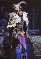 Takarazuka Revue (Star Troupe) / Yuki Mao / Live Photo / Knee-Up / Black 白紫 Silver Costume / Weapons in Both Hands / Body Facing Right / 2L size / Star Troupe Umeda Arts Theater performance "Thunderbolt Fantasy : Yuki HIGASHI 離劍" "Killer Rouge / Hoshihide ☆ Kirabeni" stage photos YOUKI