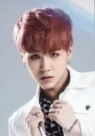 防弾少年団/SUGA/バストアップ・衣装白・黒・ピンク・両手グー・背景グレー/「防弾少年団 1st Anniversary Limited Shop in 渋谷マルイ」I NEED U オリジナルフォト