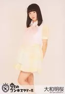 彩虹CONQUISTA人偶娃娃/大和明桜/膝上·服装白色·黄色·粉色·身体向左·双手后·左膝弯曲/公式生写真