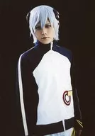 大崎捺希(东铁也)/上半身衣服白色・黑色・双手放下・背景黑色・角色生写真/Acrobat Stage集换式明信片