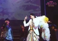 Tomoki Hirose (Queen) / Live Photo / Horizontal Type / Above Knee / White Costume / Wings / Left Facing / Right Hand Raised / Left Hand Microphone / Stage 「 My Host THE FINAL ~ Butsudan! Nagoya Eihen ~ 」 Stage Photo KUJI