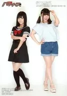 大野柚布子・鈴木愛奈/全身・大野衣装黒・制服・右手左腕・鈴木衣装水色青・右手腰・左手頭/雑誌「声優パラダイスR vol.23」お渡し会特典ブロマイド