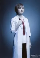 飛鳥凜(瑞貝卡·錢伯斯)/膝上・服裝白・白衣・右向・右胸・生寫真/舞台「惡靈古堡THE STAGE」明信片