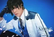 鷹松 Koichi (Azuma Natsuhiko) / Horizontal, Corpo Superior, Sentado, Mão Direita Dedo Indicador, Fundo Azul, Pétala, Character Chter Shot / Palco "NOR9 NORN9" Brometo (Individual Set)
